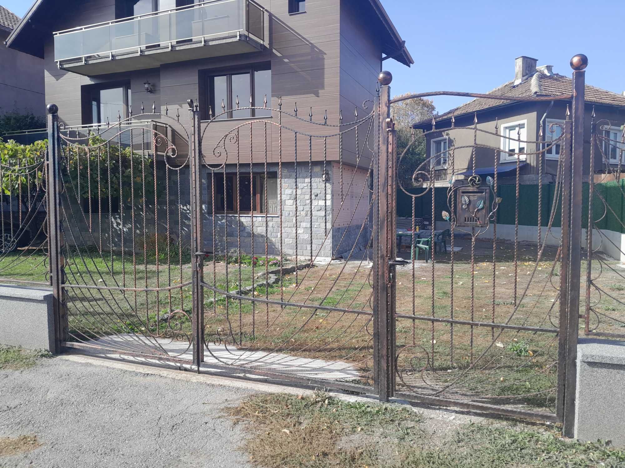 Ковано желязо парапети, врати, портали, огради, навеси