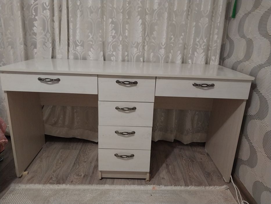 Продам стол для учебы