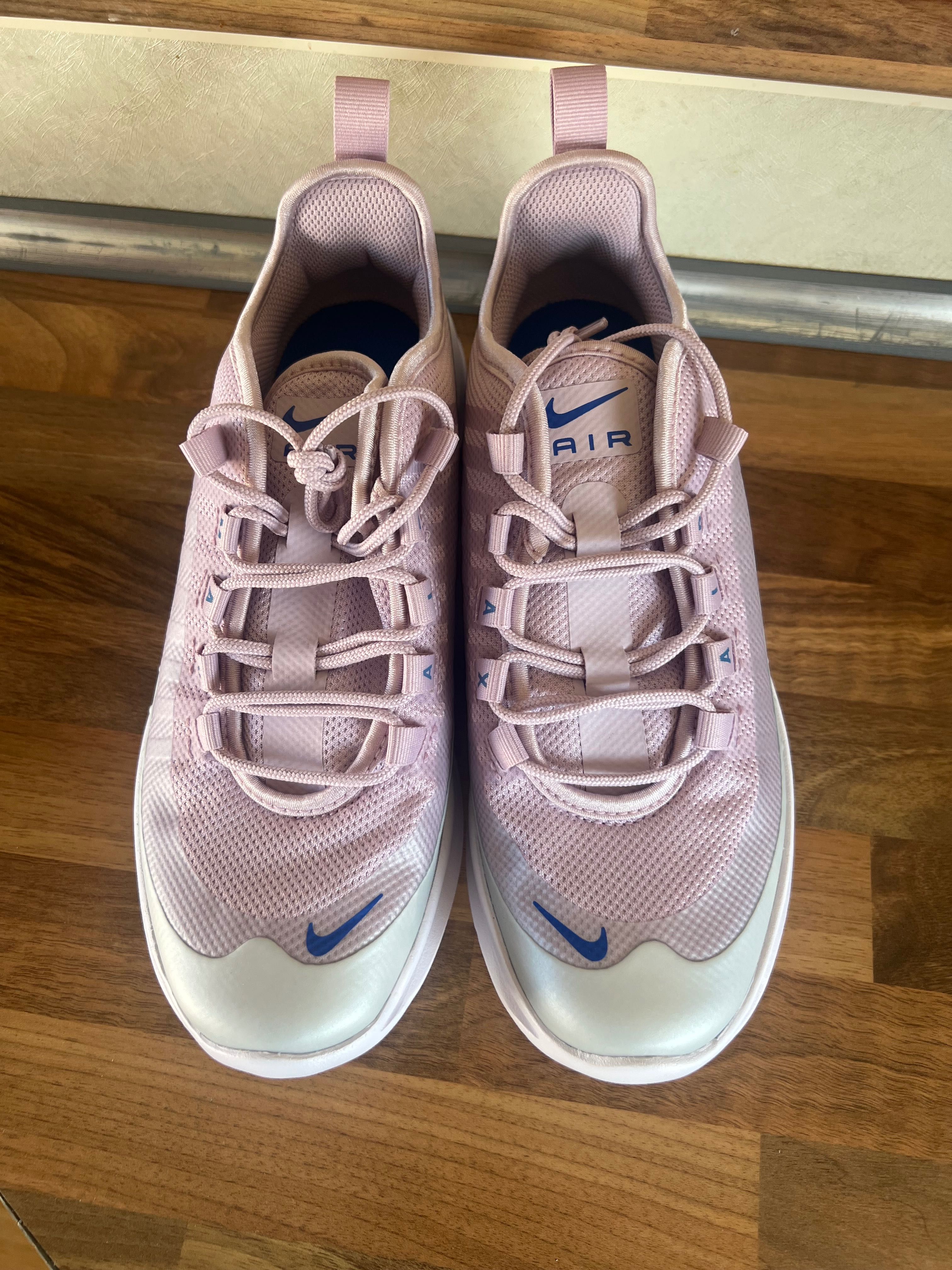 Чисто нови маратонки на NIKE