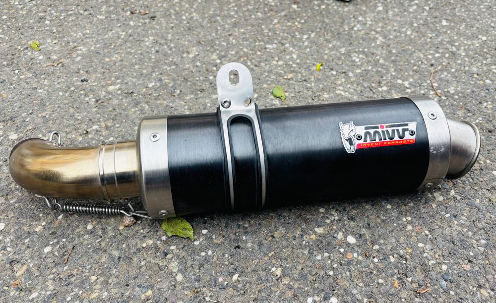 Vând evacuare Mivv black steel