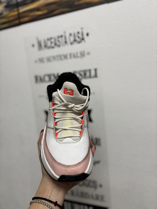 Adidasi Jordan Aura 3