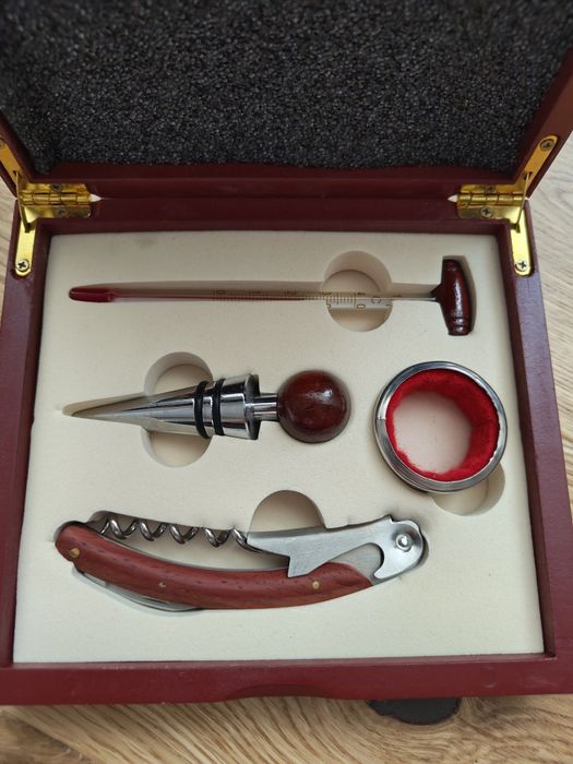 Set accesorii pentru vin - nou, nefolosit, în cutie elegantă din lemn