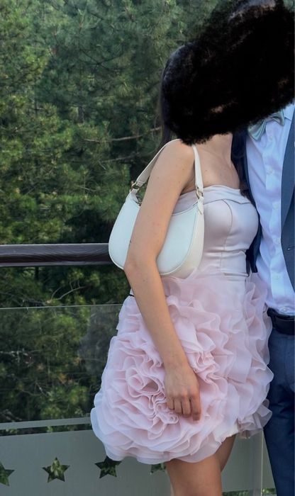 Продавам рокля като нова.