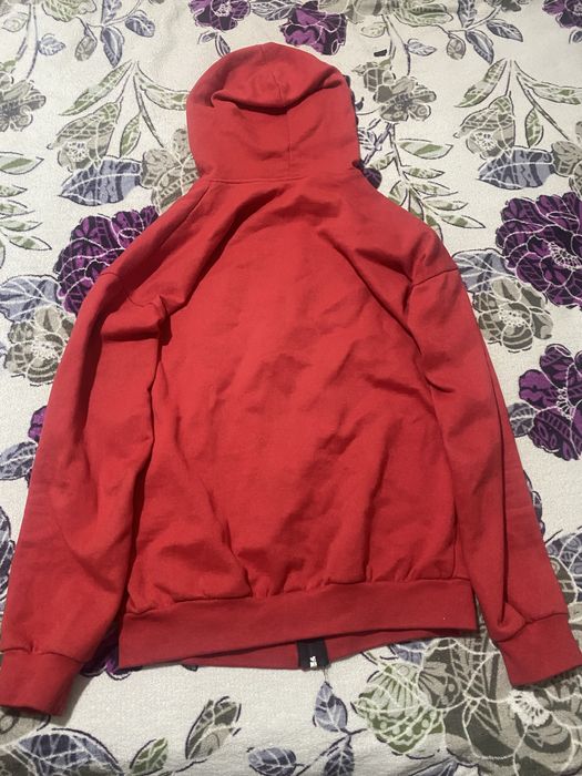 Pantaloni de blugi hanorac si adidasi
