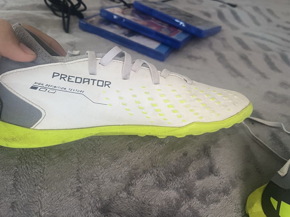 Adidasi fotbal pot fi folosite si in sala