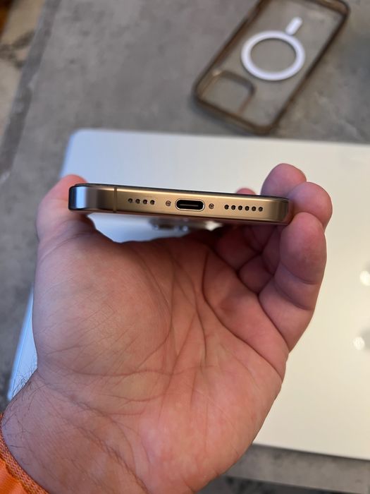 Vând iPhone 16 Pro Max Deșert Gold Titanium