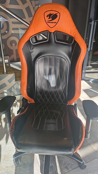 Продаётся игровые компьютерные кресло COUGAR в хорошем состоянии