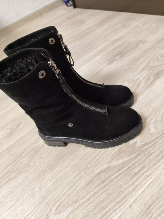 Продаю сапоги. 38размер зима. В отличном состоянии. Одевала один раз.