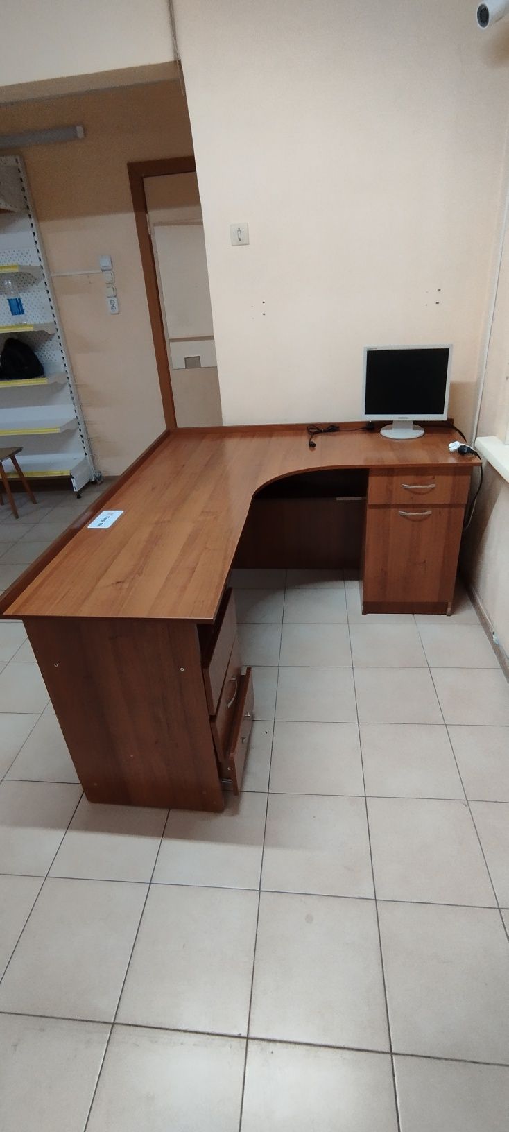 Продам стол угловой в хорошем состоянии.
