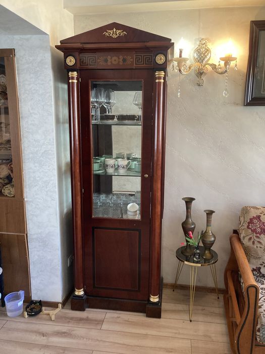 Витрина-шкаф сервант стиль Версаче , красное дерево, инкрустация