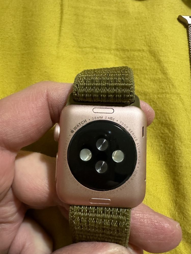Apple Watch първа генерация с оригинално зарядно и много подаръци