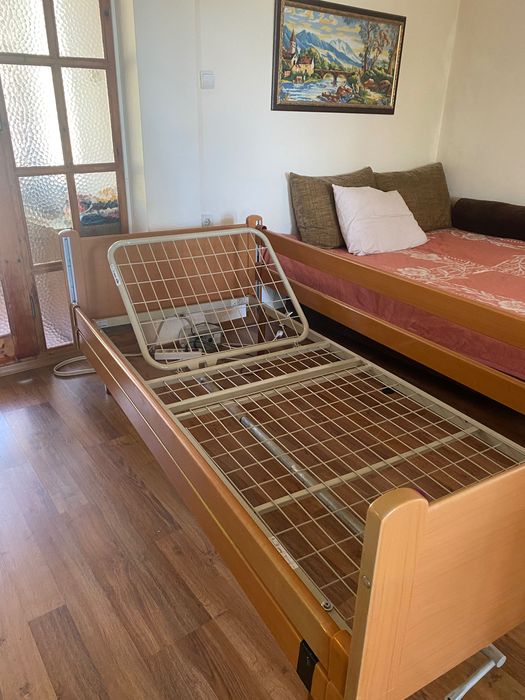 Болнично легло с повдигащ механизъм. С матрак и антидекубитален дюшек.