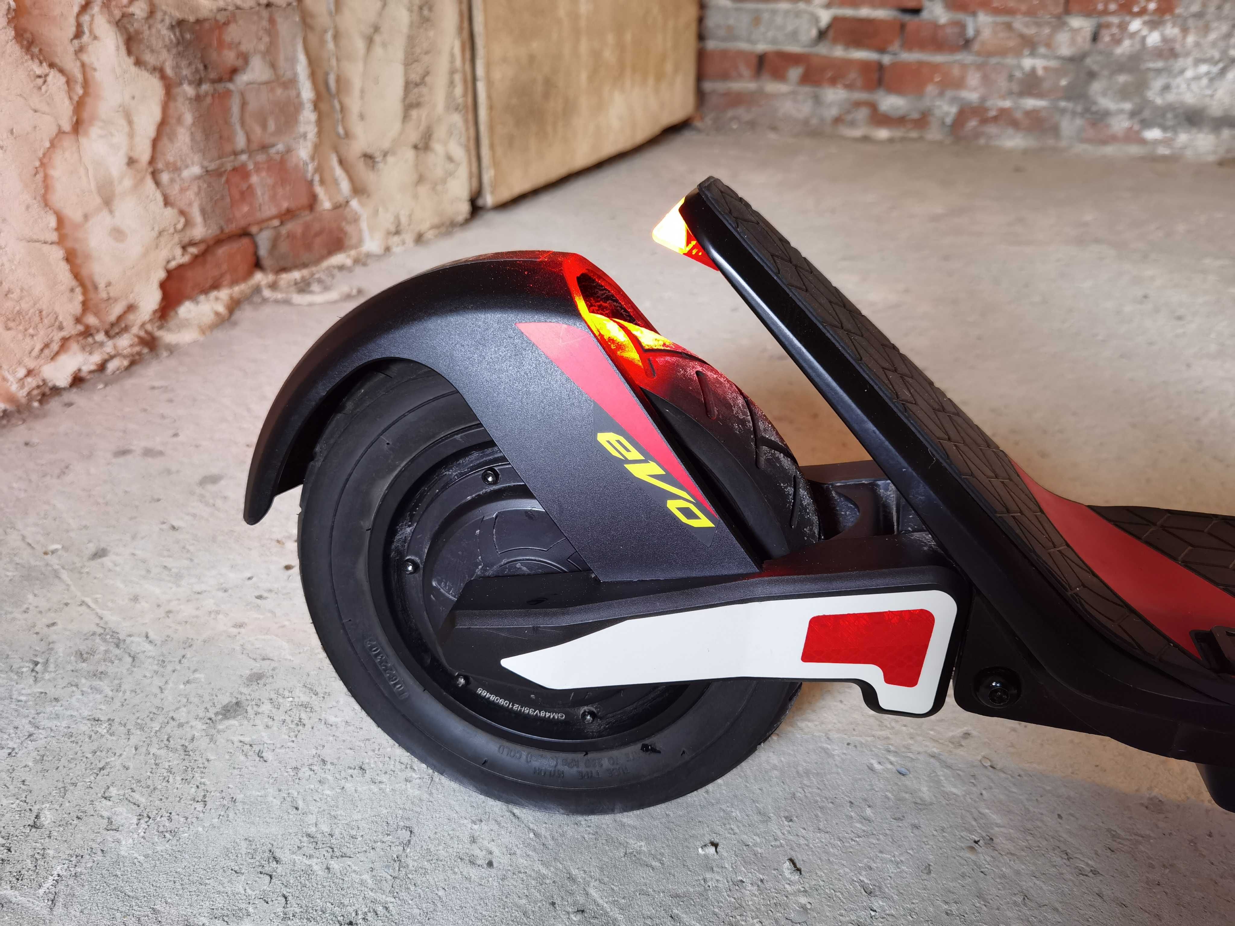 Италианска тротинетка Aprilia eSR2 Еvo, 500W, 48V, 14.4Ah, 21kg, нова.