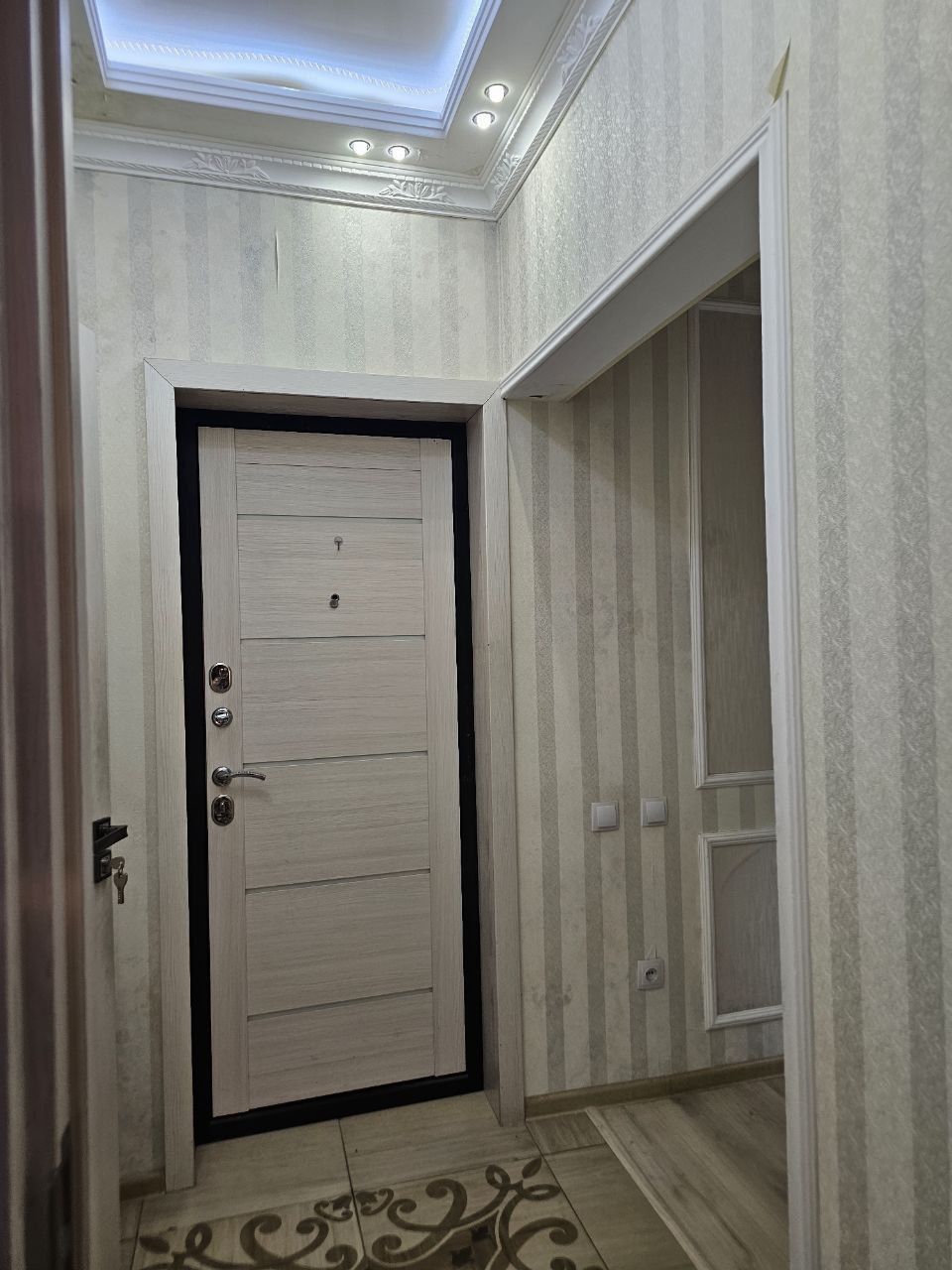 Аренда квартиры. Садыка Азимова 2/2/4. 60м²