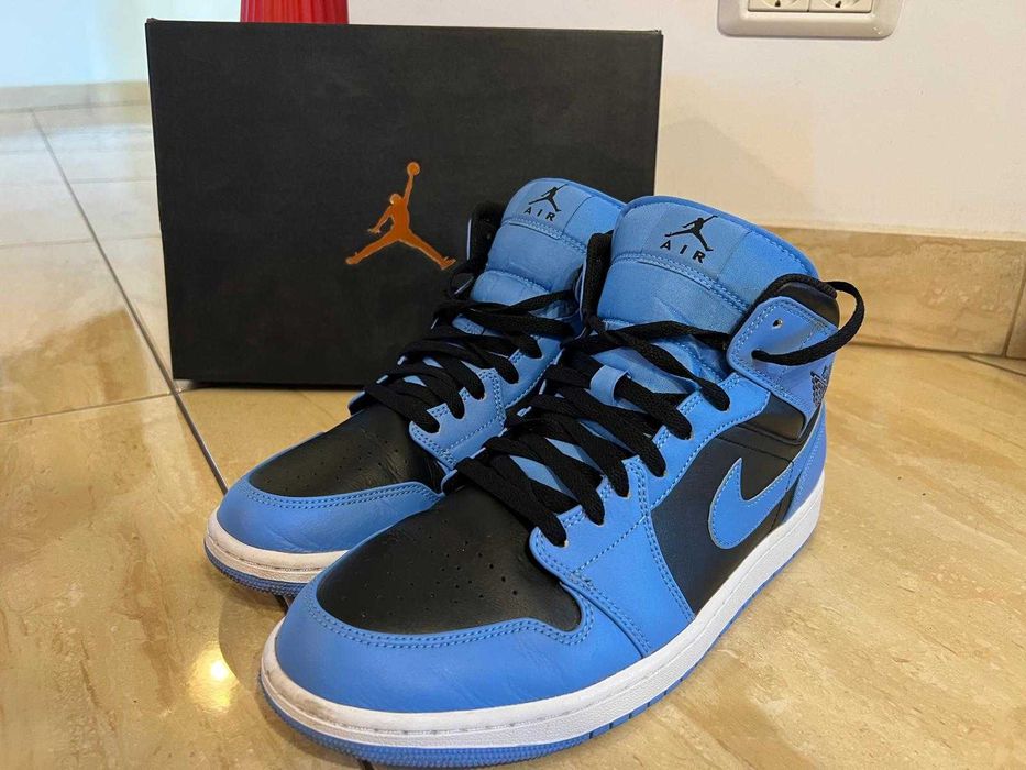 Air Jordan 1 Mid University Blue