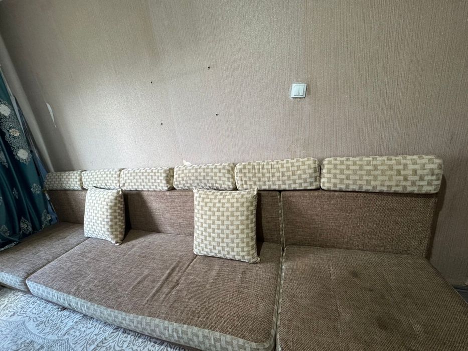 Диван и прихожи.