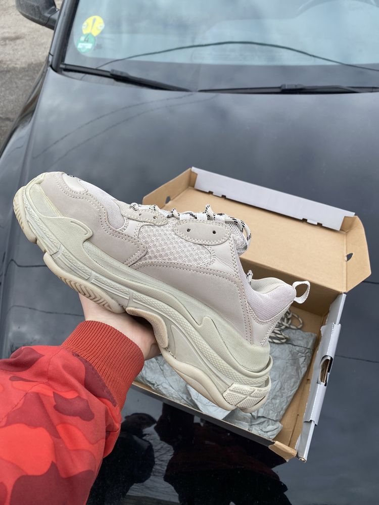 Balenciaga triple s crem