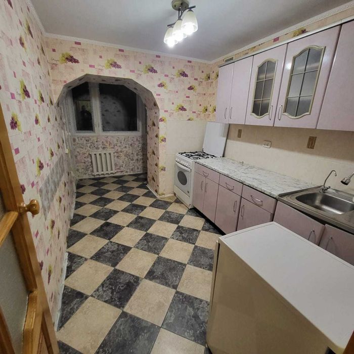 Продам двухкомнатную квартиру на омеге возле жд Поликлинники