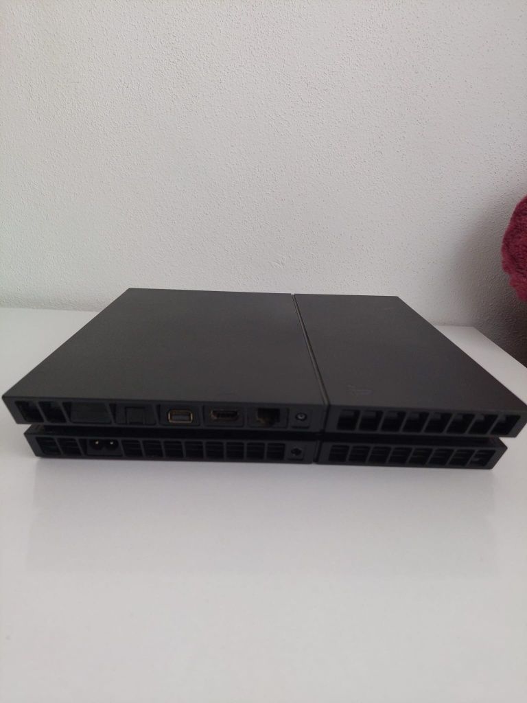 Vand playstation 4 + manetă