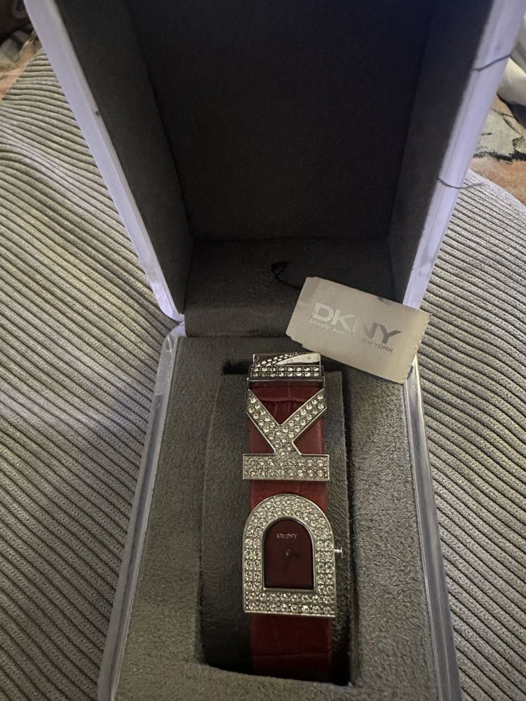Орогинални часовници и Торбички GUESS