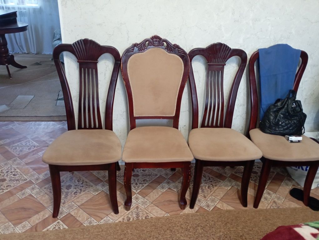 Стол и стулья в хорошем состоянии