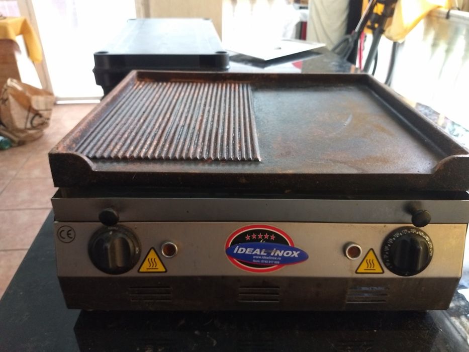 Vând grill electric cu placa din fonta striata/neteda