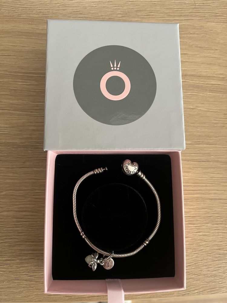 Оригинална гривна Pandora и талисманче