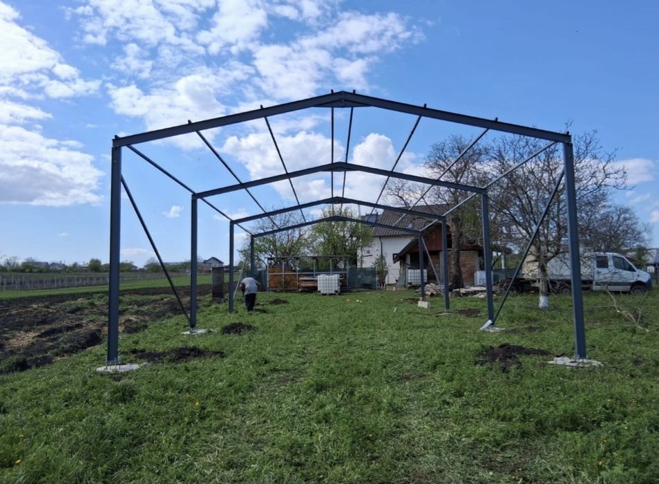 Vand hala metalica 10x15x4 
4 ferme si 8 stalpi la 2.200euro