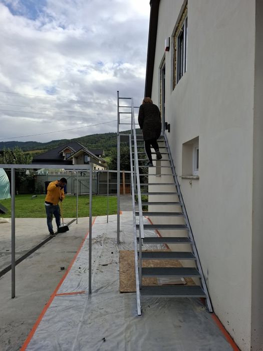 Scări metalice galvanizate, robuste și durabile, ideale pentru accesul