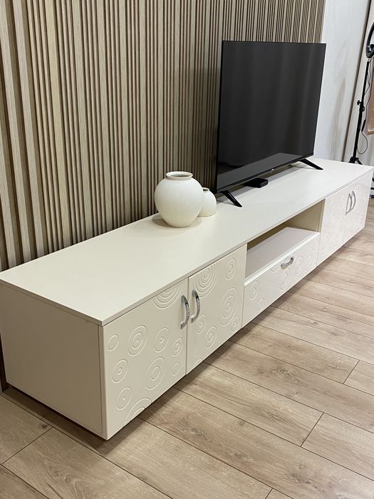 Продам белую тумбу/комод под телевизор