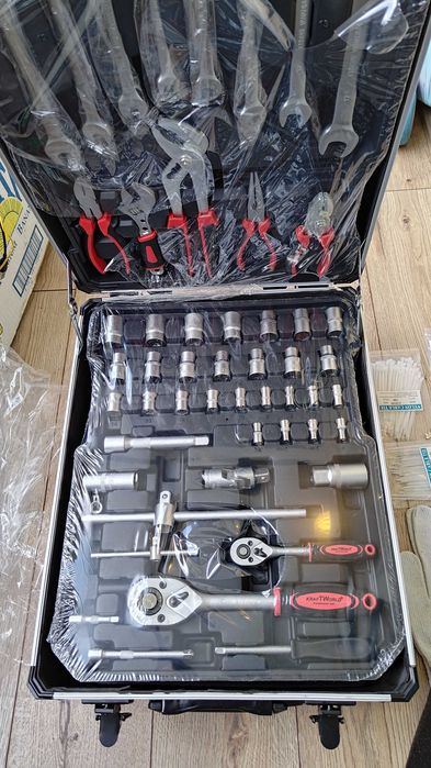 Куфар с инструменти 1200 части, гедоре, трсчотни ключове