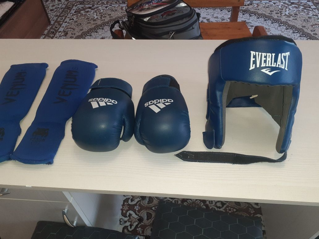 Перчатки и шлем боксёрские