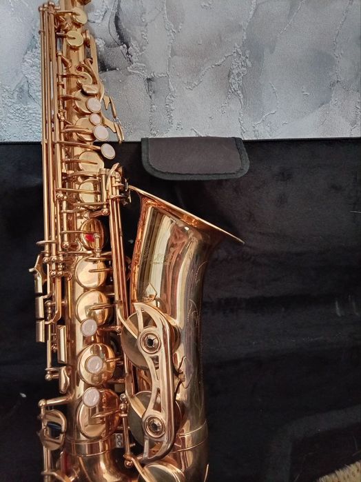 Саксофон продаётся на фирме "SLADE" муштук,трос, футляры, есть.