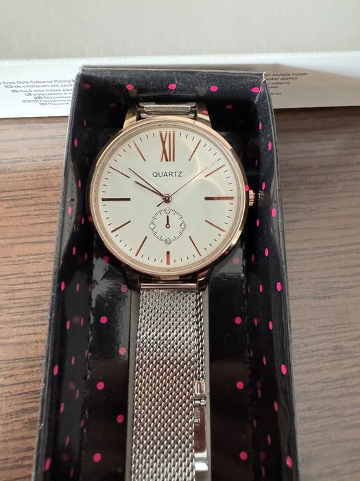 Ceas de mana, Avon pentru femei. Cu quartz, analog. Ca nou.