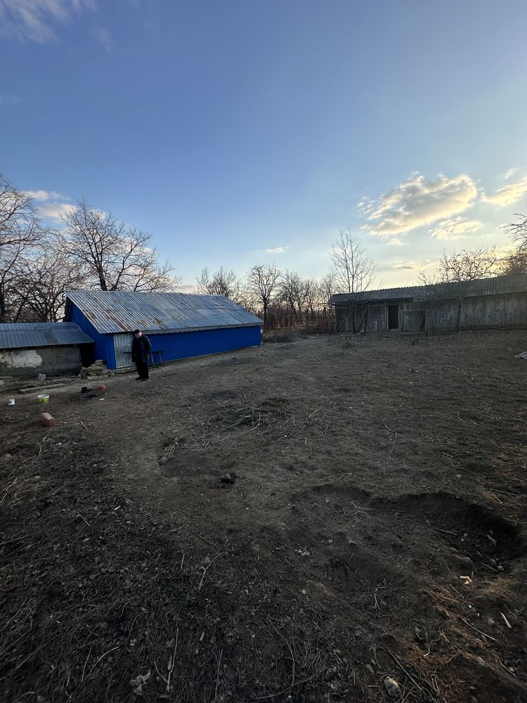 Casa de vanzare si teren aferent