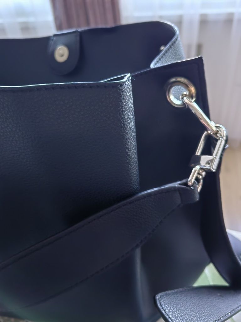 Дамска чанта Guess.