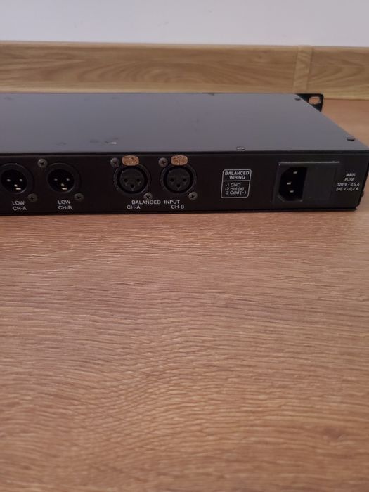 Crossover activ cu ieșire subwoofer