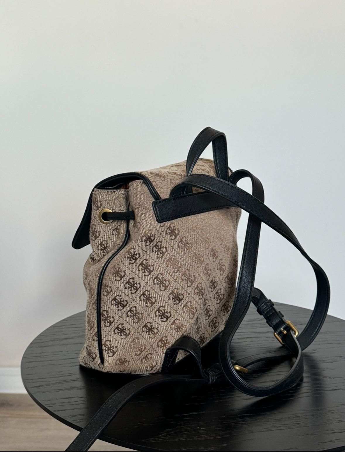 Раница Guess различни видове