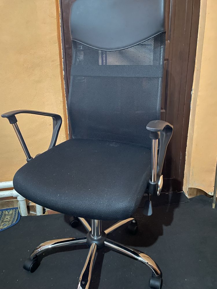 Vand scaun de Gaming foarte putin utilizat