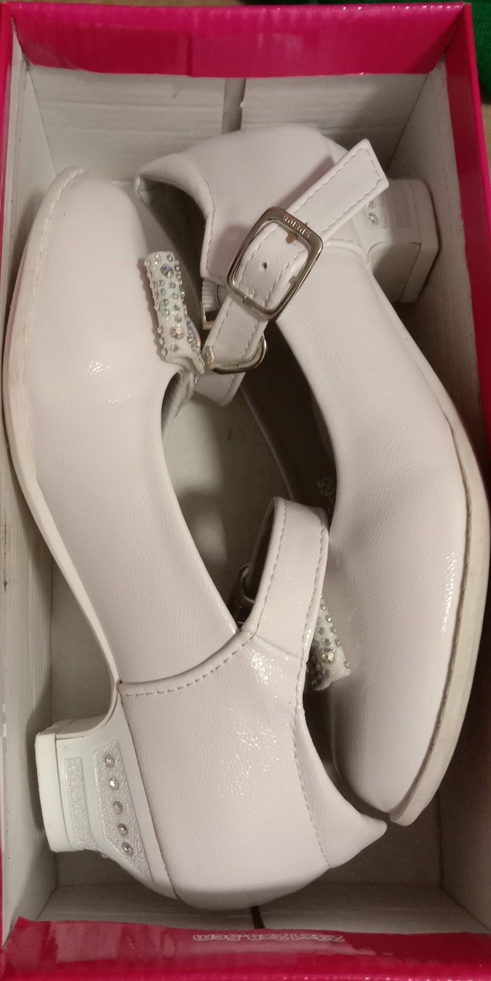 Продам белые туфли 28 размер