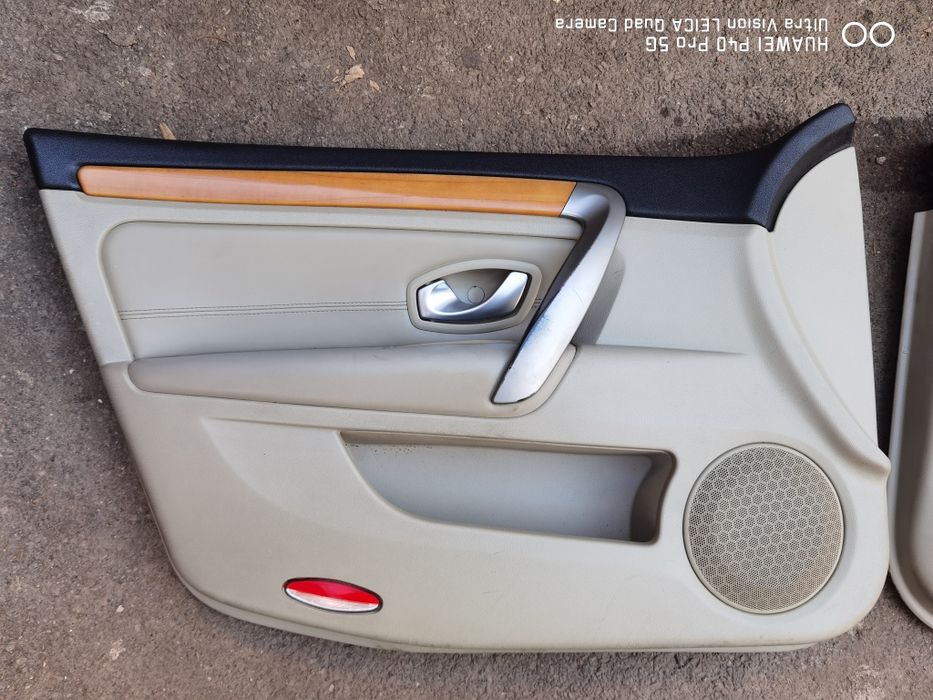 Satoza fata usa Renault Laguna 3