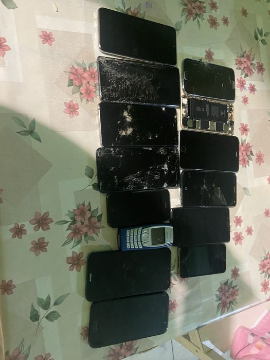 Vand telefoane defecte