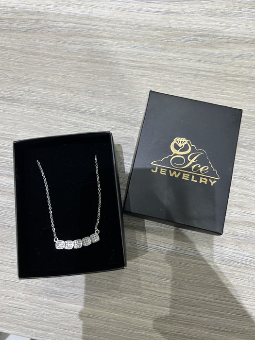 Сребърно колие.