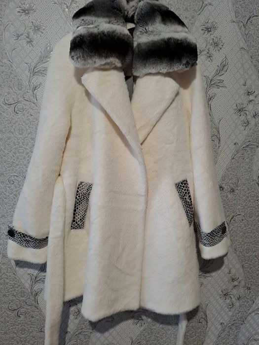 Срочно продам. Әйелдің сыртқы киімі.