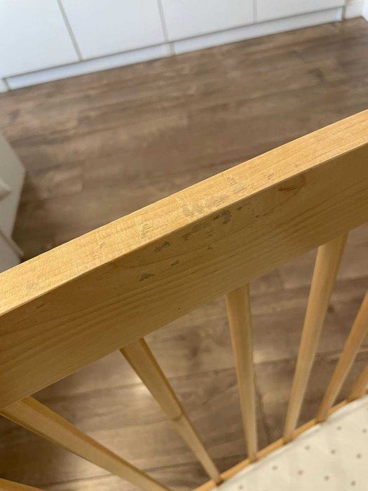 Детская деревянная кроватка с матрасом и мягкими бортиками