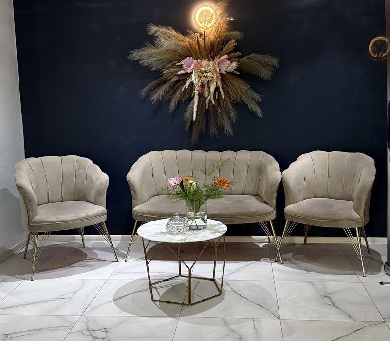 Canapea cu fotolii si masuta