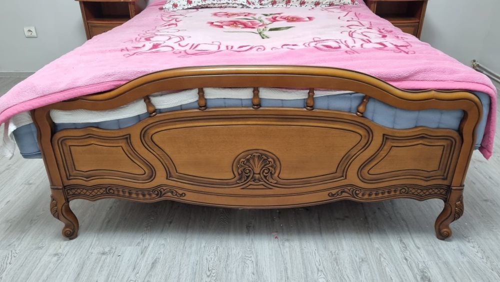 Dormitor vintage/vechi sculptat din lemn masiv