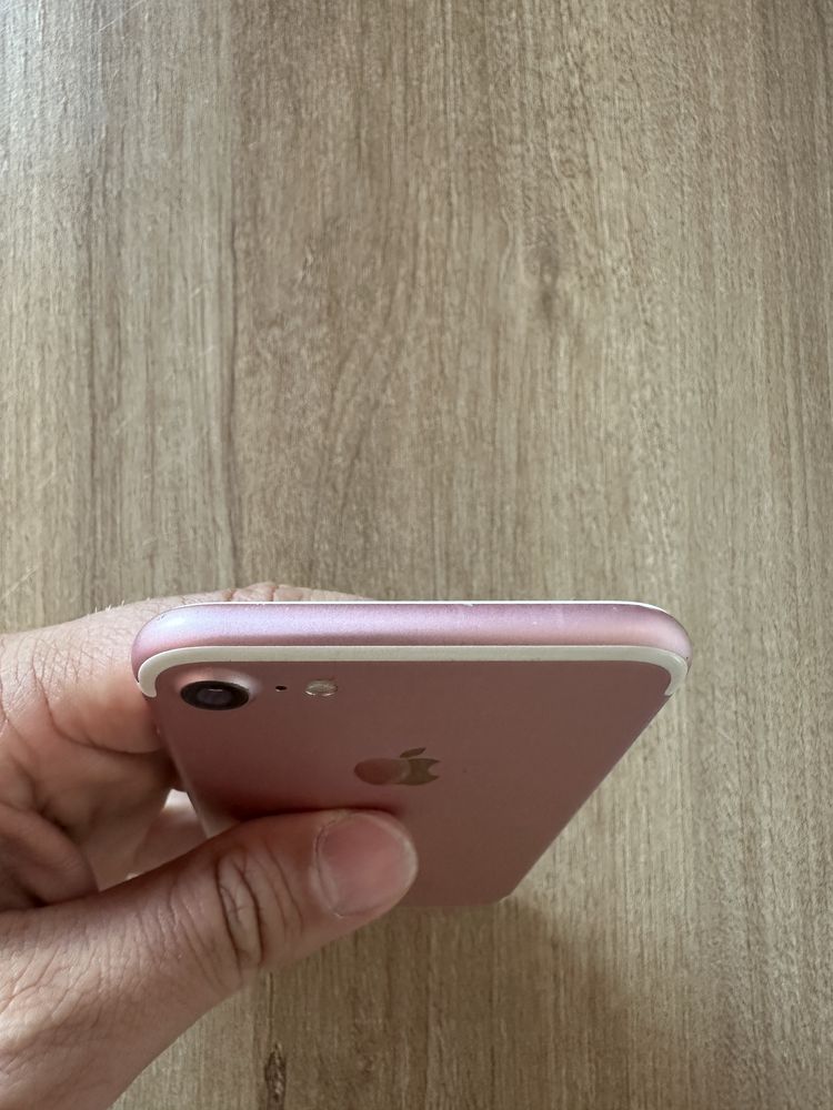 De vanzare iPhone 7 Gold, piese/ recarosare, arata impecabil.