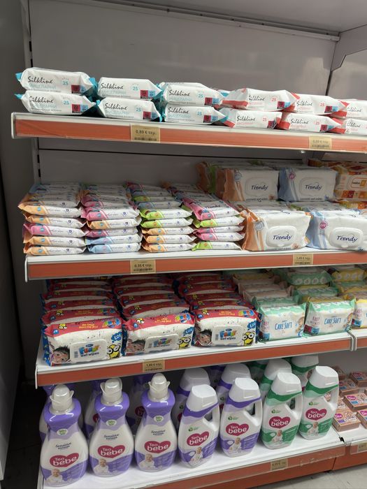 Обурудване за магазин . Рафтове , хладилници и еруги