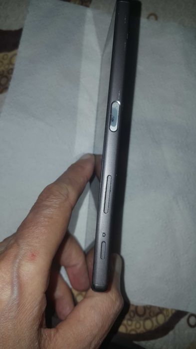 Sony Xperia Z5 Gri și unul Gold Auriu